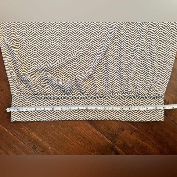 Max Studio • geometric Wrinkle-free Stretchy Soft Brown Tan White Red Top Medium - Picture 7 of 8